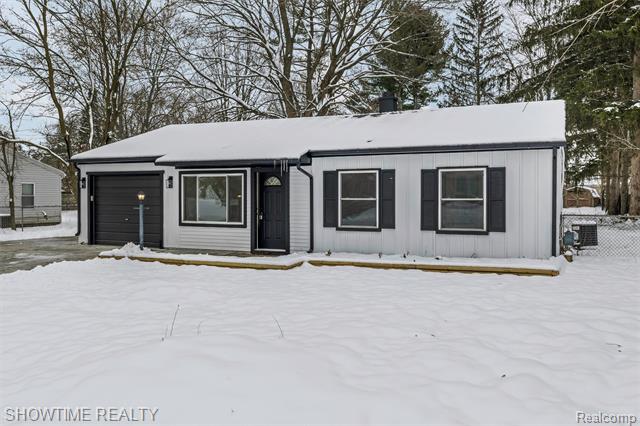 Builiding view twenty for 3909 Queensbury, Lake Orion, MI. 48359