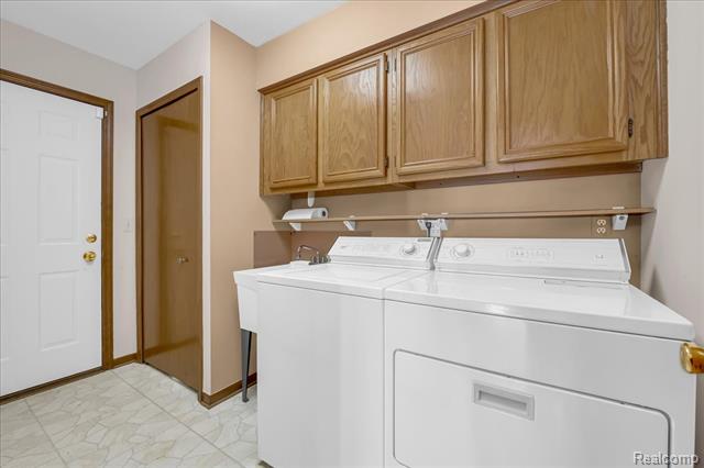 Builiding view thirty for 249 E Silverbell, Lake Orion, MI. 48360