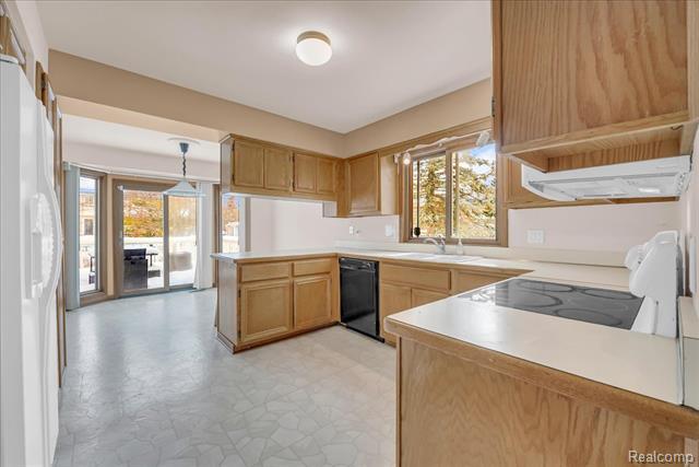 Builiding view twelve for 249 E Silverbell, Lake Orion, MI. 48360