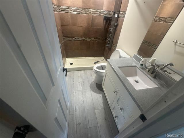 Builiding view sixteen for 1460 W Silverbell, Lake Orion, MI. 48359