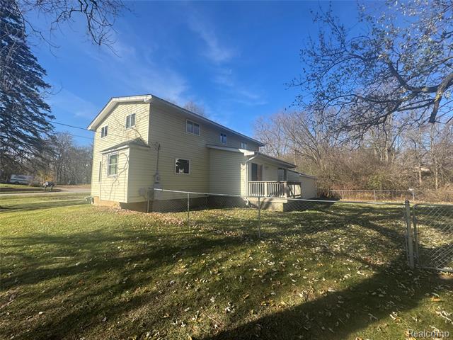 Builiding view three for 1460 W Silverbell, Lake Orion, MI. 48359