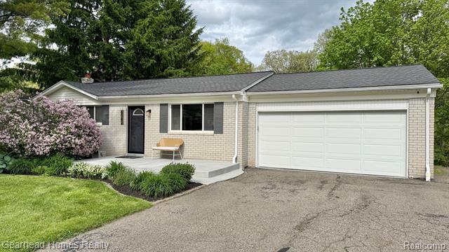front view for 6042 Snow Apple Dr, Clarkston, Mi. 48346
