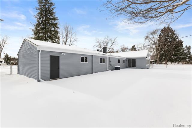 Builiding view thirty seven for 5348 Burgundy, Clarkston, MI. 48346