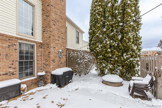 Builiding view forty one for 3521 E Pond, Lake Orion, MI. 48359