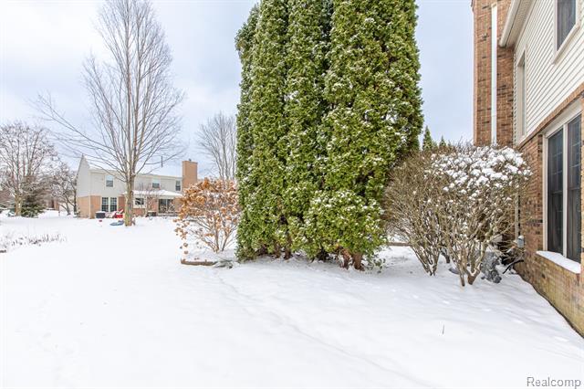 Builiding view four for 3521 E Pond, Lake Orion, MI. 48359