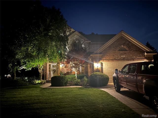 Builiding view one for 3521 E Pond, Lake Orion, MI. 48359