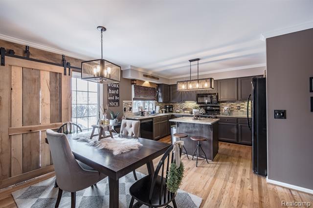 Builiding view seventeen for 3521 E Pond, Lake Orion, MI. 48359