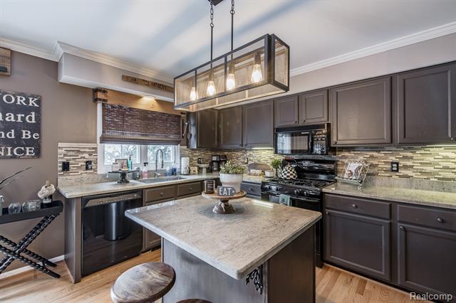 Builiding view thirteen for 3521 E Pond, Lake Orion, MI. 48359