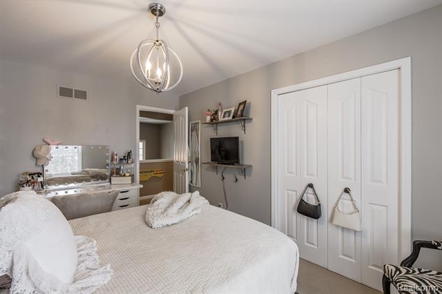 Builiding view thirty one for 3521 E Pond, Lake Orion, MI. 48359