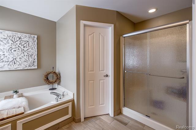 Builiding view twenty eight for 3521 E Pond, Lake Orion, MI. 48359