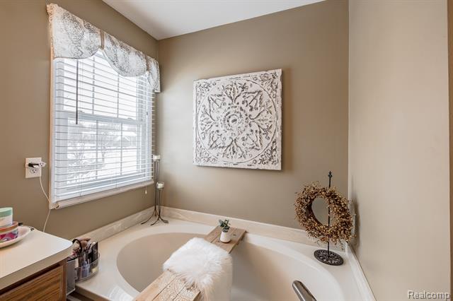 Builiding view twenty nine for 3521 E Pond, Lake Orion, MI. 48359