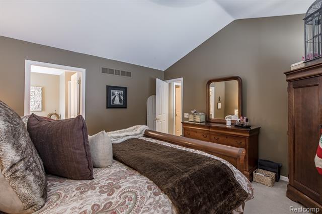 Builiding view twenty six for 3521 E Pond, Lake Orion, MI. 48359