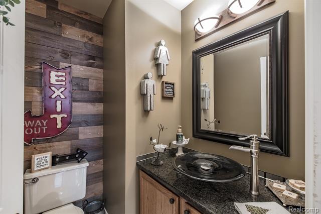 Builiding view twenty two for 3521 E Pond, Lake Orion, MI. 48359