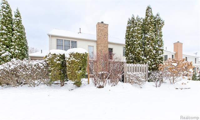 Builiding view two for 3521 E Pond, Lake Orion, MI. 48359