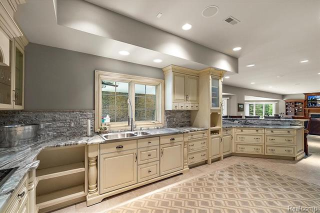 Builiding view fifty four for 4650 Gatehouse, Rochester, MI. 48306