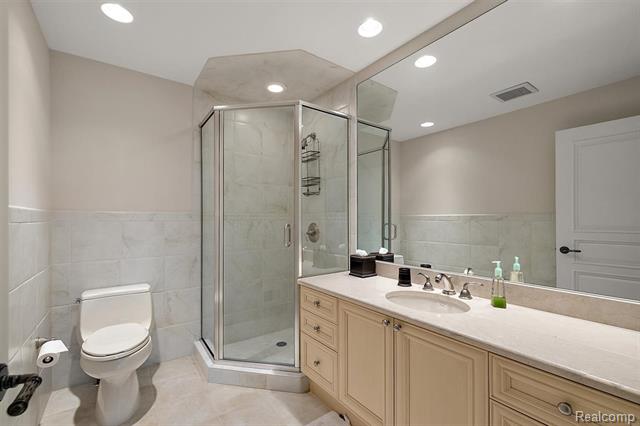 Builiding view forty five for 4650 Gatehouse, Rochester, MI. 48306