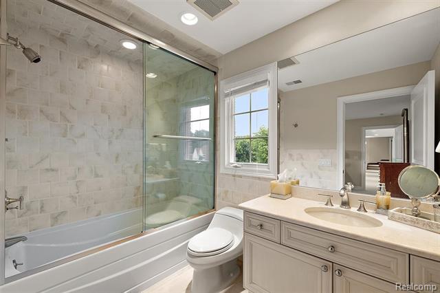 Builiding view forty three for 4650 Gatehouse, Rochester, MI. 48306