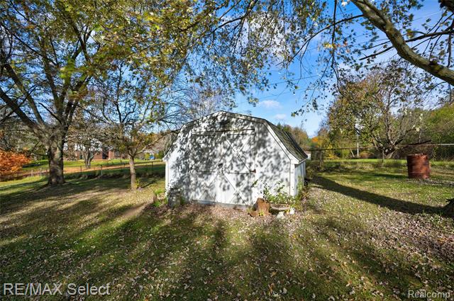 Builiding view eight for 550 Rose Center, Holly, MI. 48442