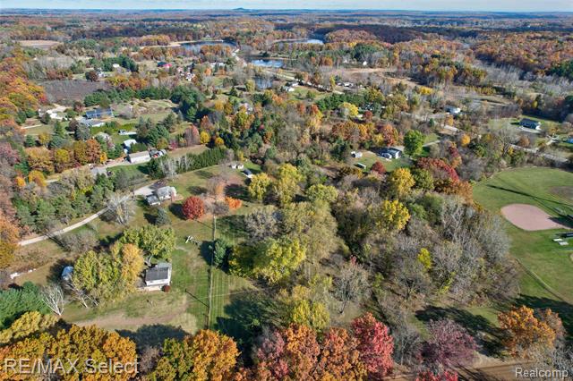 Builiding view one for 550 Rose Center, Holly, MI. 48442