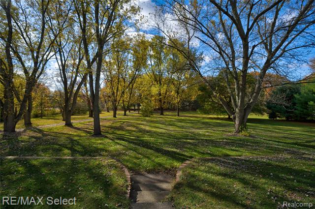 Builiding view six for 550 Rose Center, Holly, MI. 48442