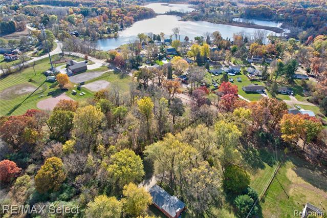 Builiding view three for 550 Rose Center, Holly, MI. 48442