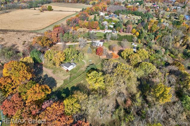 Builiding view two for 550 Rose Center, Holly, MI. 48442