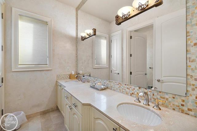 Builiding view fifty for 4575 Hidden Glen, Rochester, MI. 48306