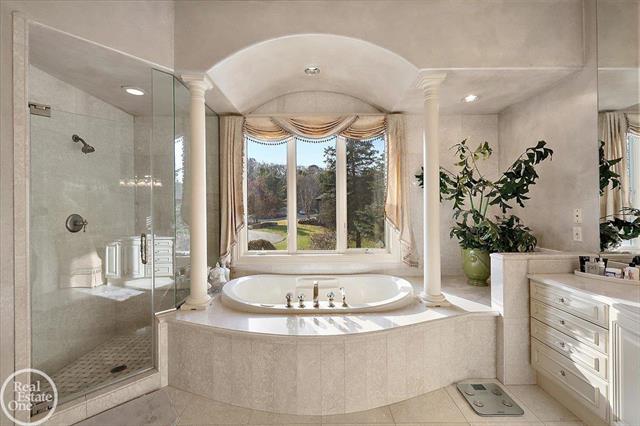 Builiding view thirty four for 4575 Hidden Glen, Rochester, MI. 48306