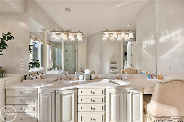 Builiding view thirty seven for 4575 Hidden Glen, Rochester, MI. 48306