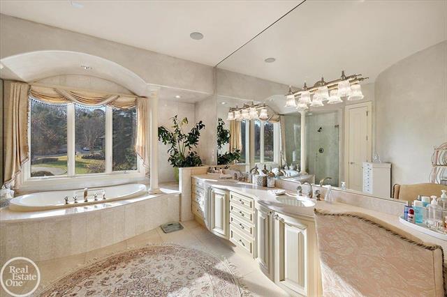 Builiding view thirty six for 4575 Hidden Glen, Rochester, MI. 48306