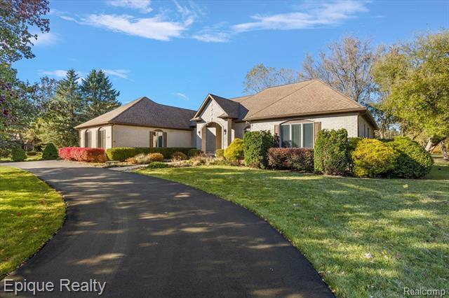 Builiding view seventy for 374 Oakbridge, Rochester, MI. 48306