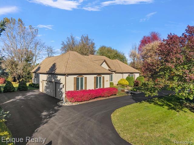 Builiding view sixty nine for 374 Oakbridge, Rochester, MI. 48306