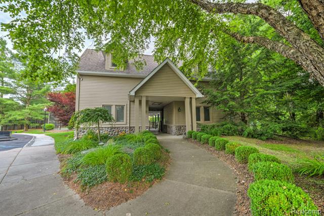 Builiding view fifty seven for 2673 Brentwood, Lake Orion, MI. 48360