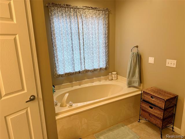 Builiding view thirty for 2673 Brentwood, Lake Orion, MI. 48360