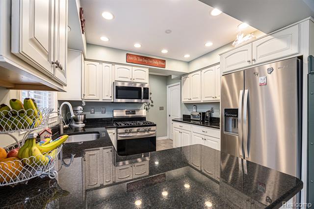 Builiding view five for 2705 Semloh, Lake Orion, MI. 48360