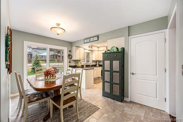 Builiding view seven for 2705 Semloh, Lake Orion, MI. 48360