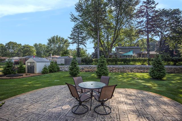 Builiding view seventeen for 2705 Semloh, Lake Orion, MI. 48360