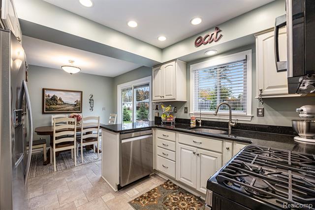 Builiding view six for 2705 Semloh, Lake Orion, MI. 48360