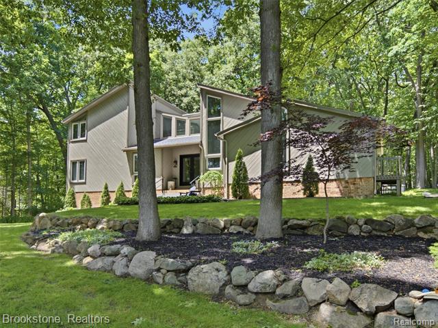 front view for 7450 Deerhill Dr, Clarkston, Mi. 48346