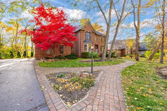 Builiding view forty four for 9751 Kingston Pointe, Clarkston, MI. 48348