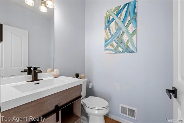 Builiding view eighteen for 668 Berridge, Lake Orion, MI. 48360