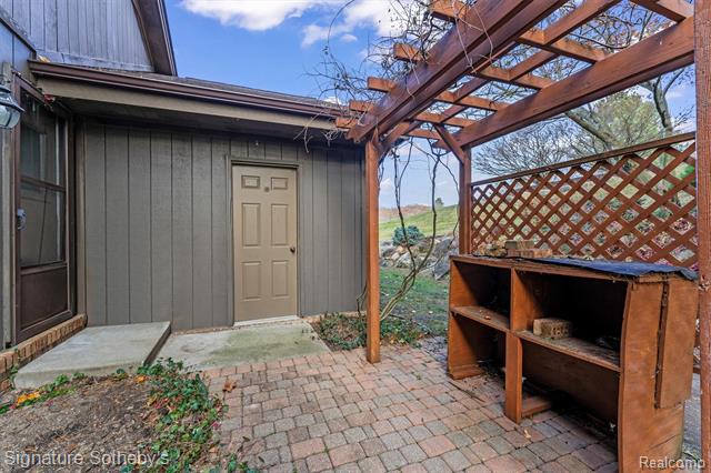 Builiding view forty five for 6571 Deer Ridge, Clarkston, MI. 48348