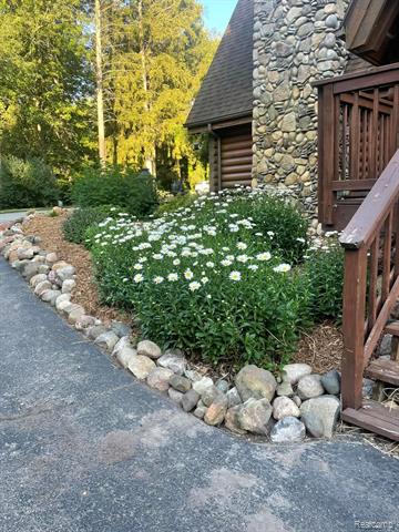 Builiding view thirty one for 1366 S Baldwin, Lake Orion, MI. 48360