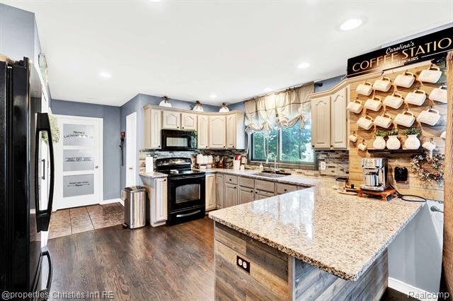 Builiding view eleven for 8410 S Shore, Clarkston, MI. 48348