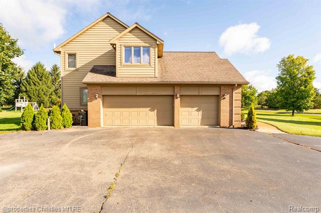 Builiding view one for 8410 S Shore, Clarkston, MI. 48348