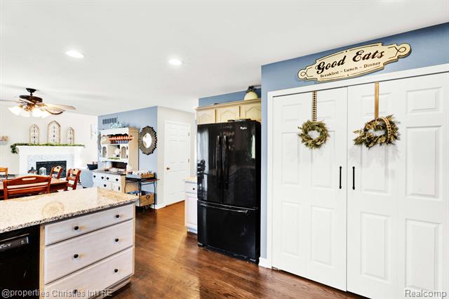 Builiding view thirteen for 8410 S Shore, Clarkston, MI. 48348