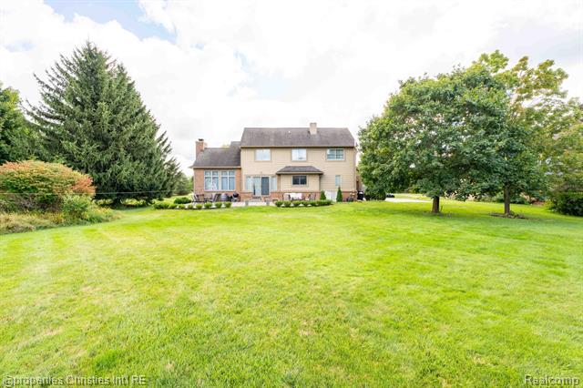 Builiding view thirty four for 8410 S Shore, Clarkston, MI. 48348