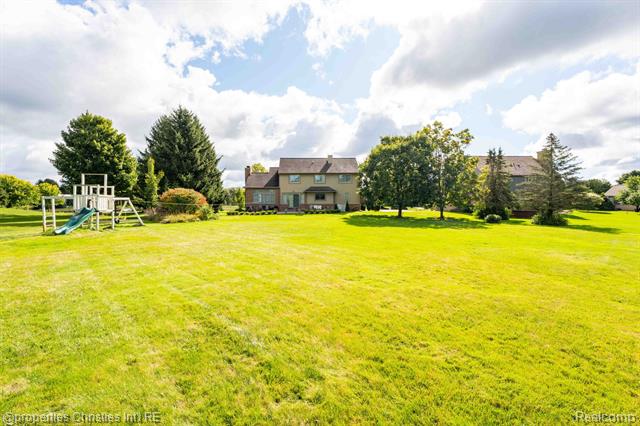 Builiding view thirty three for 8410 S Shore, Clarkston, MI. 48348