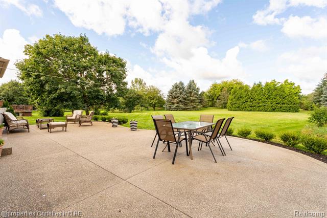 Builiding view thirty two for 8410 S Shore, Clarkston, MI. 48348