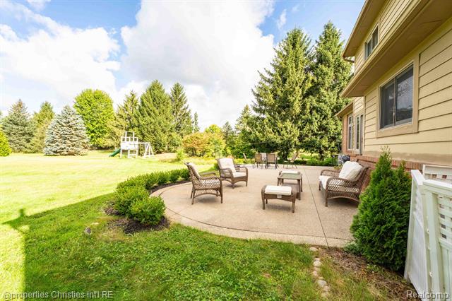 Builiding view thirty for 8410 S Shore, Clarkston, MI. 48348